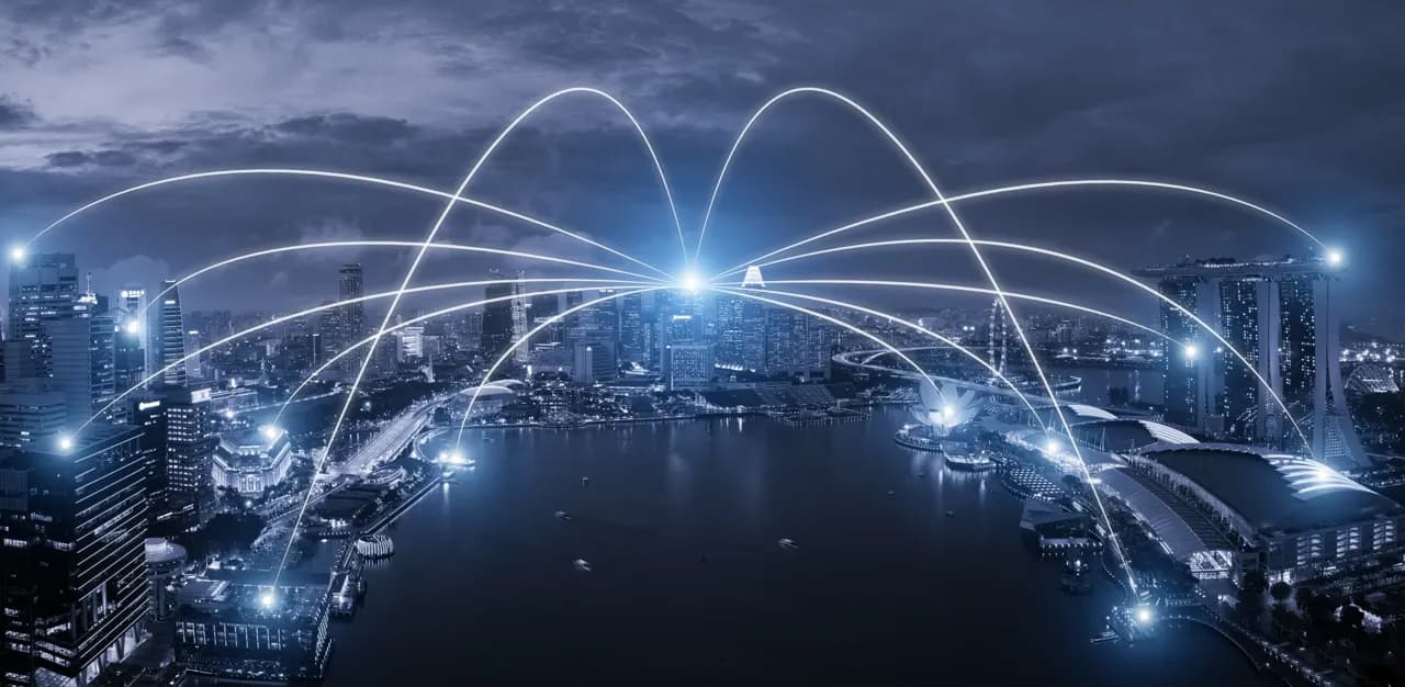 Vernetzte Skyline bei Nacht als Sinnbild globaler Zahlungsströme